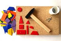 Rolf hammermosaik sæt med korkplade, geometriske plastbrikker, søm og Goki træhammer