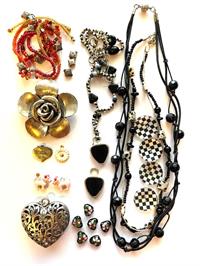 Restpose med halskæder og vedhæng