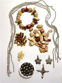 Restpose med mix perler, vedhæng og kæde