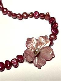 Halskæde med ferskvandsperler og perlemorsblomst - UNIKA - eget design