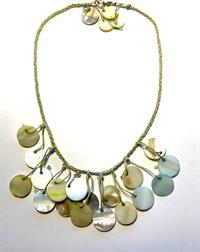 Halskæde med perlemorsskiver og hæklet silkesnor - UNIKA - eget design