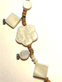 Halskæde med perlemors kvadrater og blomst - UNIKA - eget design