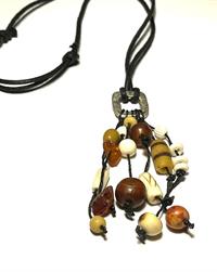 Halskæde med rav og benperler i vedhæng UNIKA eget design