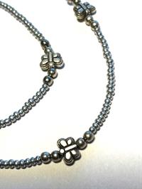 Halskæde med sommerfugle og blomst og små forsølvede perler UNIKA - eget design