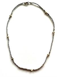 Halskæde med små forsølvede hjerter og perler UNIKA - eget design