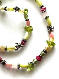 Halskæde med peridot, ferskvands- og perlemorsperler UNIKA - eget design