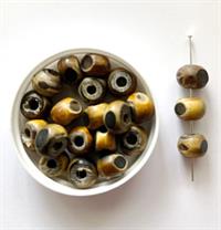 Hornperle med prikker 10 x 8 mm 20 stk.