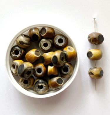 Hornperle med prikker 10 x 8 mm 20 stk.