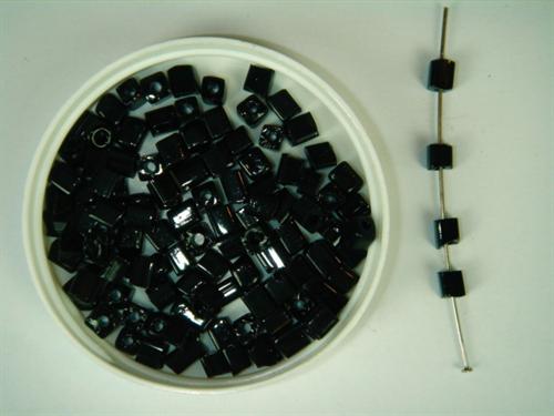 Glasperle firkantet sort 4 mm 50 g