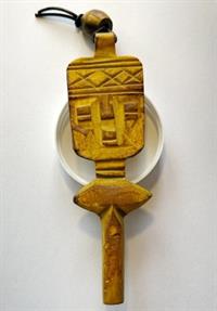 Vedhæng Talisman håndskåret træ 11 cm.